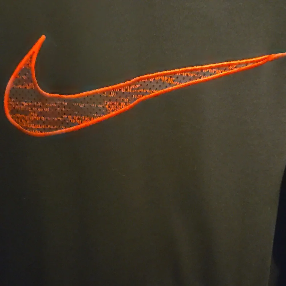 Nike Men's Therma-fit Hoodie Black with Red Accents - Picture 4 of 4
